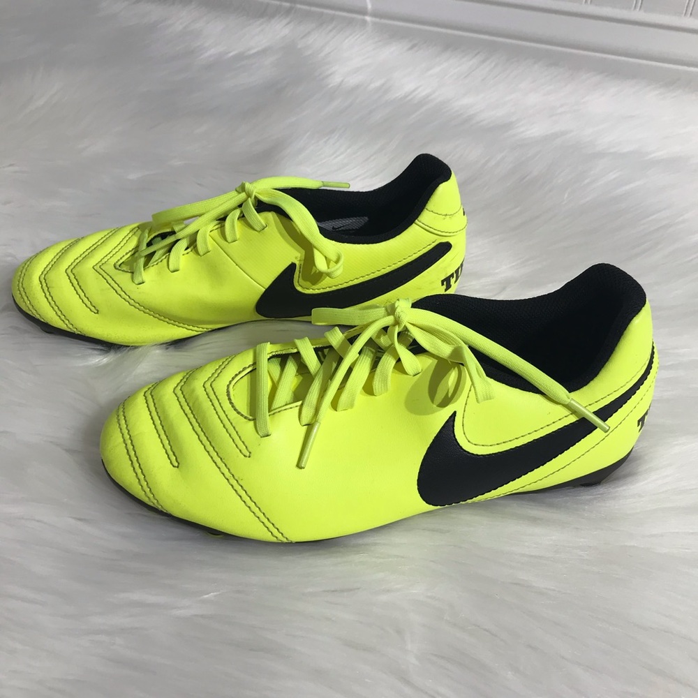 Nike Boys Tempo Soccer Cleats Kids Shoe Sz. 5.5Y